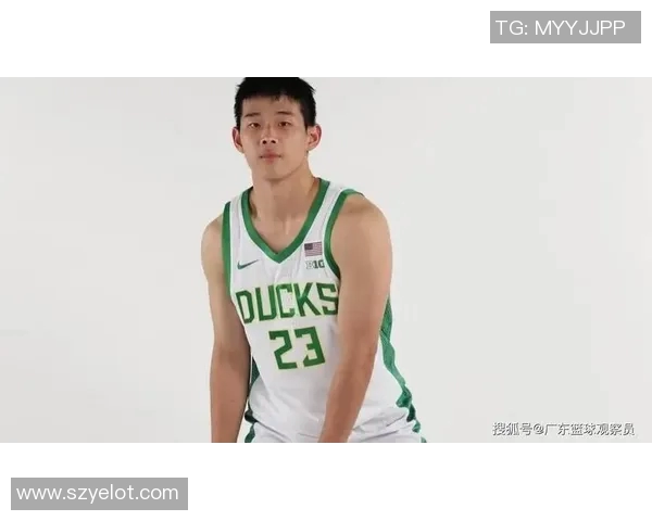 明天全运会首战！球迷偶遇男篮球员余嘉豪抵达北京国际机场